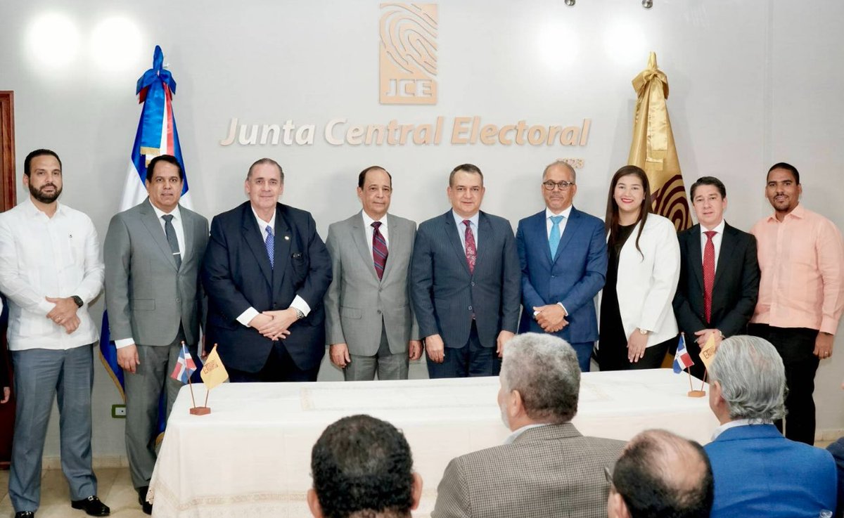 JCE y EMDOC firman contrato para suplir equipos, materiales y servicios para la nueva cédula. 
Los detalles en: 24horas.com.do/2025/10/06/jce…