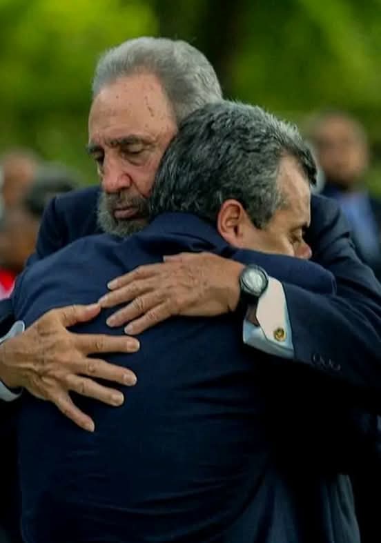 La foto muestra a Fidel Castro en un apretado abrazo junto a Juan Alberto Cremata, quien perdió a su padre, Carlos Cremata, en el atroz crimen de Barbados. 
#TenemosMemoria
#CubaPorLaPaz #NoAlTerrorismo 
#MtssCuba