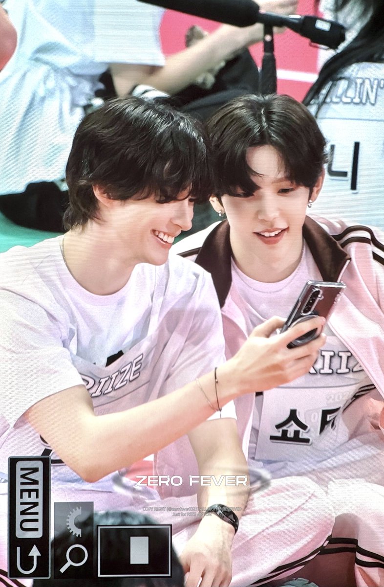 원빈이 사격할 때 앤톤 폰으로 열심히 찍어서 쇼타로 보여주고 엄청 뿌듯해하심 ㅋㅋㅋㅋㅋㅋㅋㅋ 앤톤 진짜 사격도 잘하는데 멤버들 열심히 하는 모습까지 사랑하시는 일뜽 막내임 ㅠ ㅠ ♡