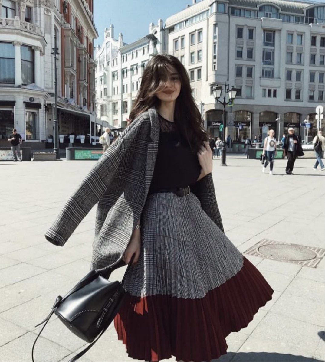 البيئة المتوترة توهمك أن الإنفعال طبعك..
 حتى تكتشف في البيئة الآمنة أنك هادئ.. 
مساء الخير.. 🤍