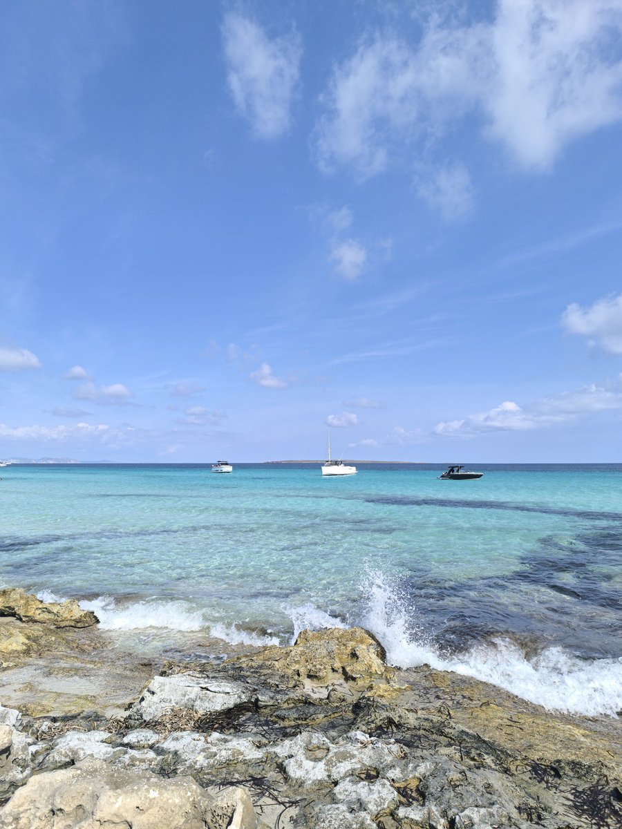 Listo desde la isla de #Formentera con mi SpaceQuad de <a href="/bigsignal_/">BIG SIGNAL - Antennas</a> para algunos pases de #satelite!

EA6/EA5GJ from JM08. ¡Nos escuchamos! 🛰️