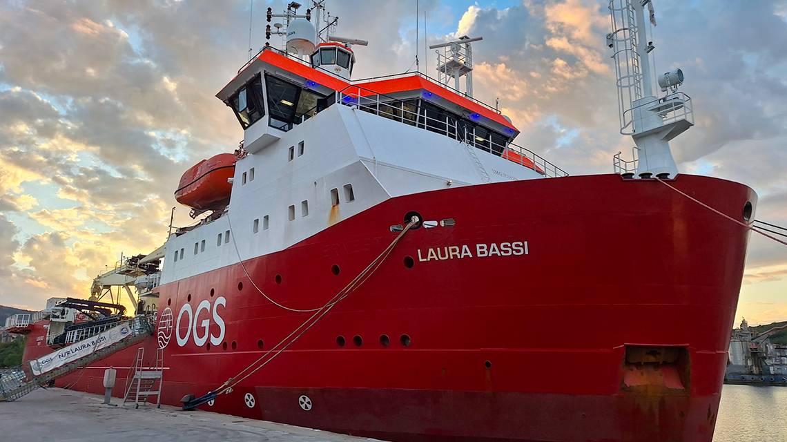 ENEAOfficial's tweet photo. 🚢 La rompighiaccio #LauraBassi fa rotta verso la Nuova Zelanda con un carico speciale diretto in #Antartide. Parteciperà alla 41a campagna del #PNRA e trasporterà le carote di ghiaccio del progetto internazionale #IceMemory.
👉https://t.co/hihuqFPEhH https://t.co/ZpzMunPCIq