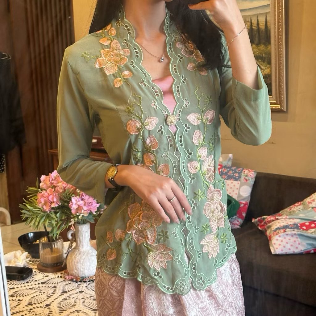 ruparipi_'s tweet image. soft pastel florals with vintage charm 🪡🌸