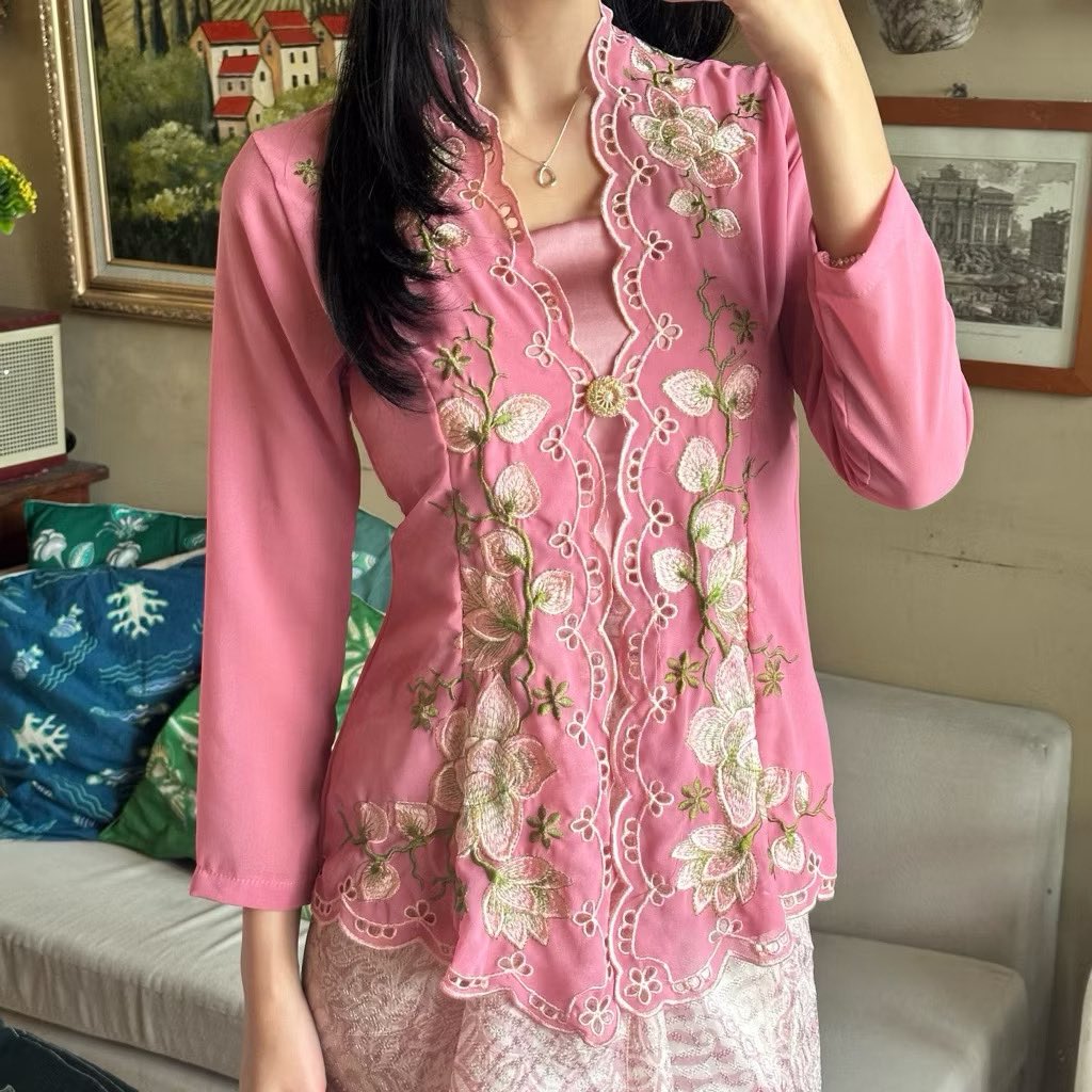 ruparipi_'s tweet image. soft pastel florals with vintage charm 🪡🌸