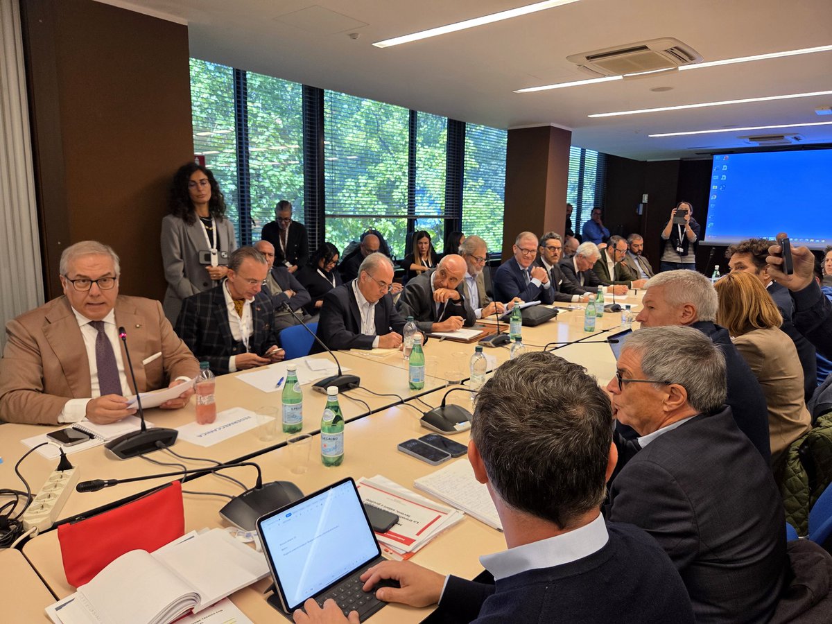 🔵 Oggi  in <a href="/Confindustria/">Confindustria</a> l’incontro in plenaria tra #Federmeccanica - #Assistal e #FIM #FIOM #UILM per il rinnovo del #ccnlmetalmeccanico 5 febbraio 2021.

🗣️Presenti al tavolo i vertici di Federmeccanica insieme alla Delegazione per le Relazioni Industriali.