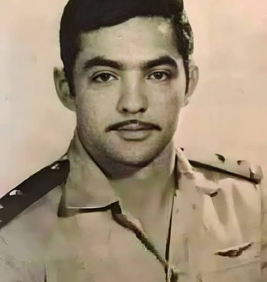 الشهيد ملازم أول طيار: سيد السيد بدير
ابن الفنانة شريفة فاضل، أم البطل.
استُشهِد ٢٣ سبتمبر ١٩٧٣ خلال التدريبات النهائية لحرب أكتوبر
اتسلح بإيمانه واسمك