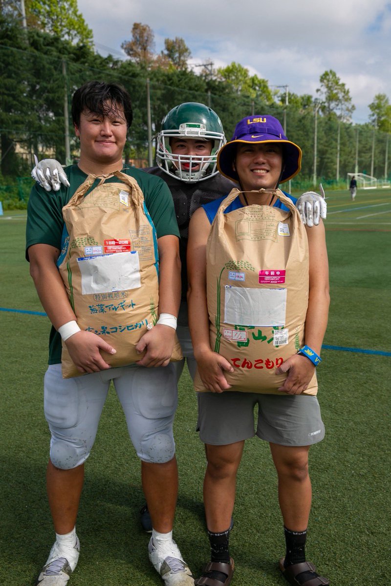 【Victory food】
9月に以下の品目をいただきました！🙇‍♀️

･ポカリスウェット3箱（OBの方から）
･スポーツドリンクパウダー5箱（部活のみかた様から）
･ポカリスウェット5箱（保護者の方から）
･お米 30kg2袋（OBの方から）
･お米 30kg2袋（保護者の方から）
･お米 30kg1袋 （保護者の方から）