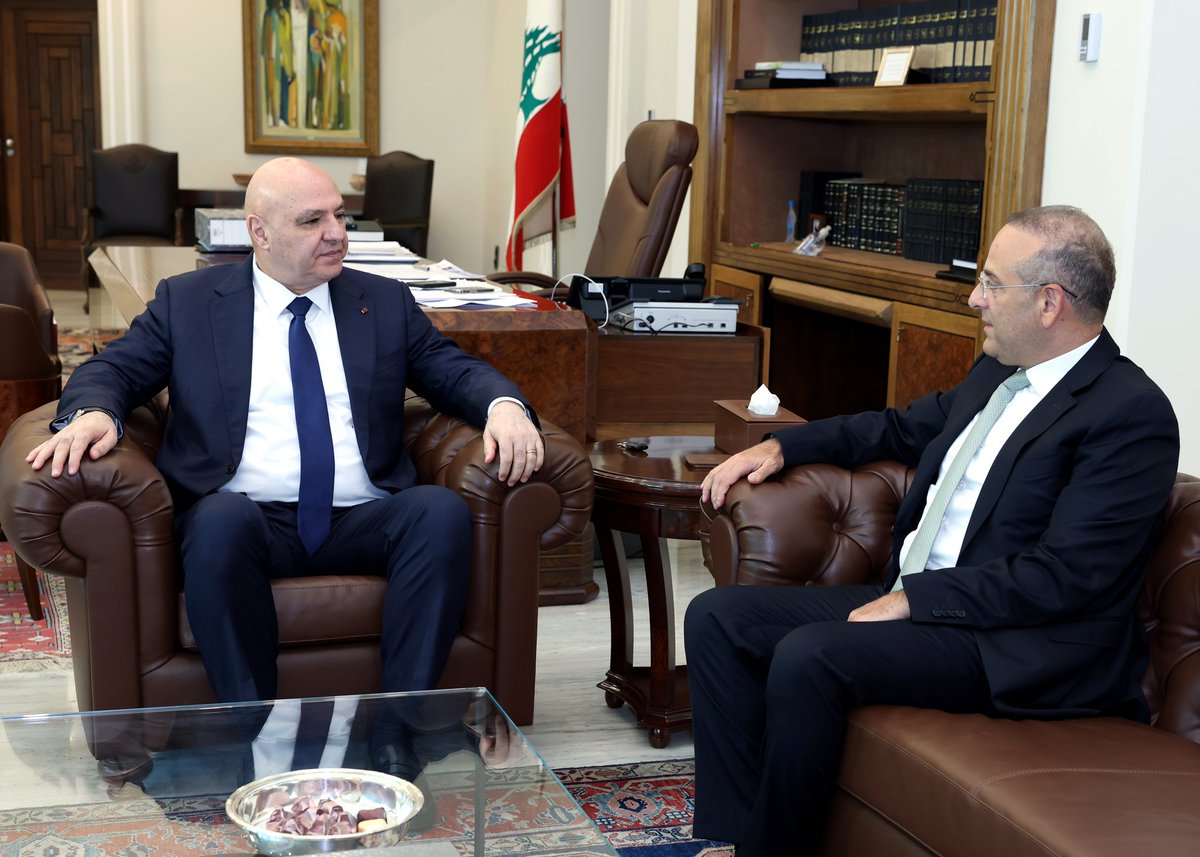 الرئيس عون عرض مع الوزير السابق رائد خوري الأوضاع الاقتصادية والمالية في البلاد