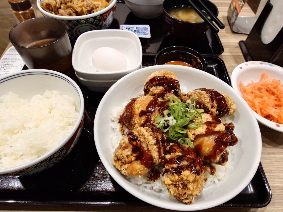 sho_pei's tweet image. にんにくマシマシ唐揚げ超特盛丼

メニューのビジュアルとは違ってしまうのは仕方ないけど、もっと熱々な唐揚げで卵の横のにんにくソースはちべたいし

追い飯するなら元々入れておいてもまだ丼に余裕あるし

やっぱりすき家のキング牛丼には勝てないか

 #吉野家