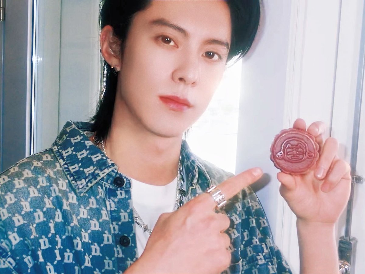 WangHediFolder's tweet photo. 251006 #DylanWang studio posted more snaps of him with the #DDesirable mooncakes in Singapore.

"1.18°N 🌏 29°C ☁️ Singapore 🇸🇬 II

Capturing Didi and Little Di’s reunion away from home 🥮

Wishing everyone a happy #MidAutumnFestival! Let’s enjoy the moon together 🌕" https://t.co/lpgxi8kcYJ