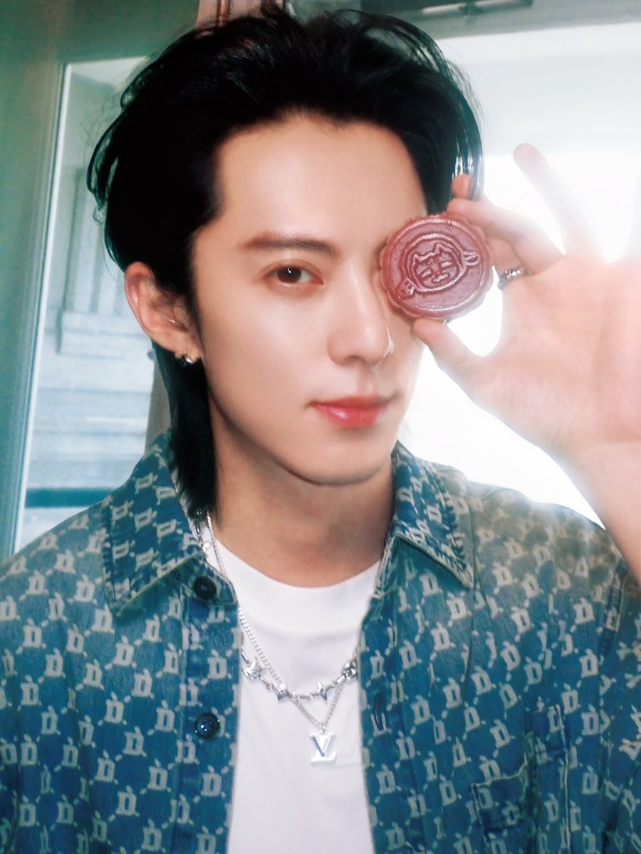 WangHediFolder's tweet photo. 251006 #DylanWang studio posted more snaps of him with the #DDesirable mooncakes in Singapore.

"1.18°N 🌏 29°C ☁️ Singapore 🇸🇬 II

Capturing Didi and Little Di’s reunion away from home 🥮

Wishing everyone a happy #MidAutumnFestival! Let’s enjoy the moon together 🌕" https://t.co/lpgxi8kcYJ