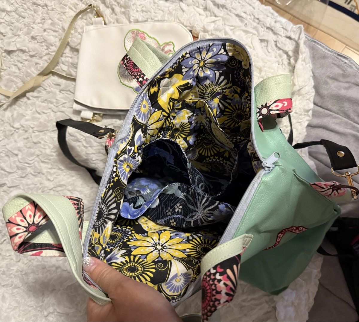 kmp_blu's tweet photo. 以前オーダーしたトート、浅い内袋が一つしか無く、この度無理を言ってリフォームして頂きました！
ペン差し、外側に内袋も。
併せて、ゆきそらサコッシュも💕
ありがとうございます！ https://t.co/HdDd7nXs7k