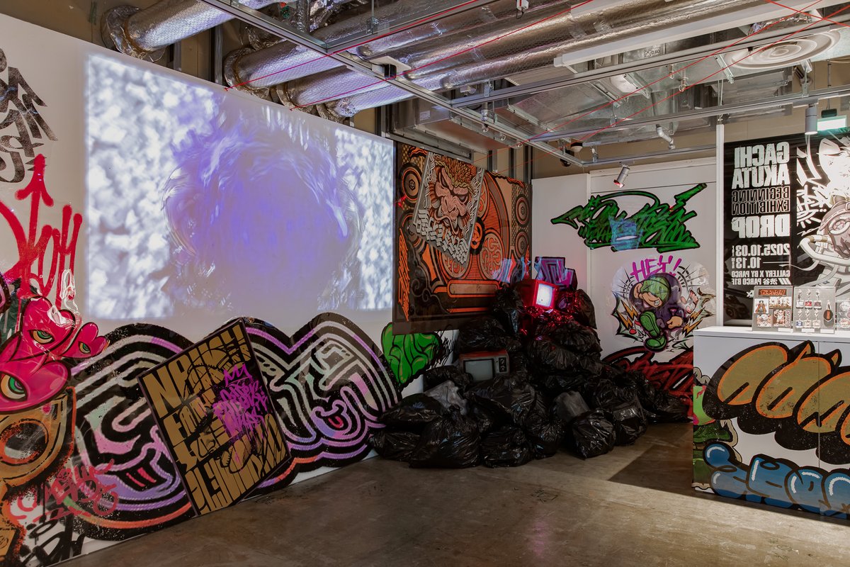 parco_x's tweet image. 【開催中】🔥🔥
GACHIAKUTA Beginning Exhibition『DROP』 ​

会場写真を一部公開いたします！
会場内の壁は、さまざまなグラフィティやイラストで埋め尽くされています！
この迫力をぜひ現地で体感してみてください！

開催概要
●会期：2025年10月3日(金)〜10月13日(月祝)​
●営業時間：11:00〜21:00…