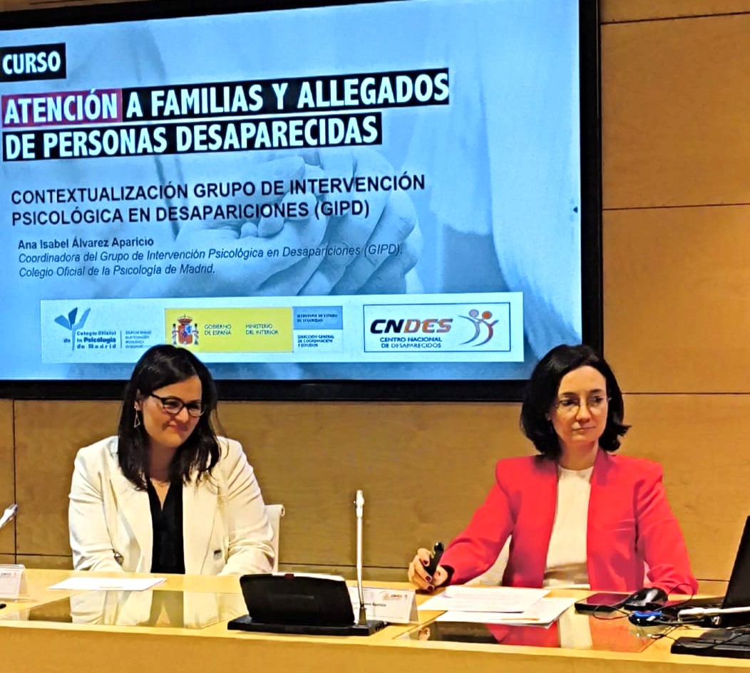 🗣️.<a href="/ele_hc/">Elena Herráez</a> y <a href="/alv_aparicio/">Ana Isabel Álvarez Aparicio</a>, del Grupo de Intervención Psicológica en Desapariciones del Colegio, han explicado los objetivos de este curso en el que se abordarán las implicaciones psicológicas de las desapariciones y las pautas de manejo psicológico en diferentes casuísticas.