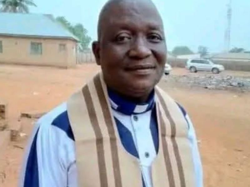 🚨🕊️ ALERTE | Le pasteur nigérian Audu Issa James, ENLEVÉ à son domicile le 28 août par un groupe armé dans l’État de Kwara, a été TUÉ par ses ravisseurs.

Ces derniers avaient initialement exigé 100 MILLIONS de nairas (environ 200.00€), mais la communauté n’a pu réunir que 5