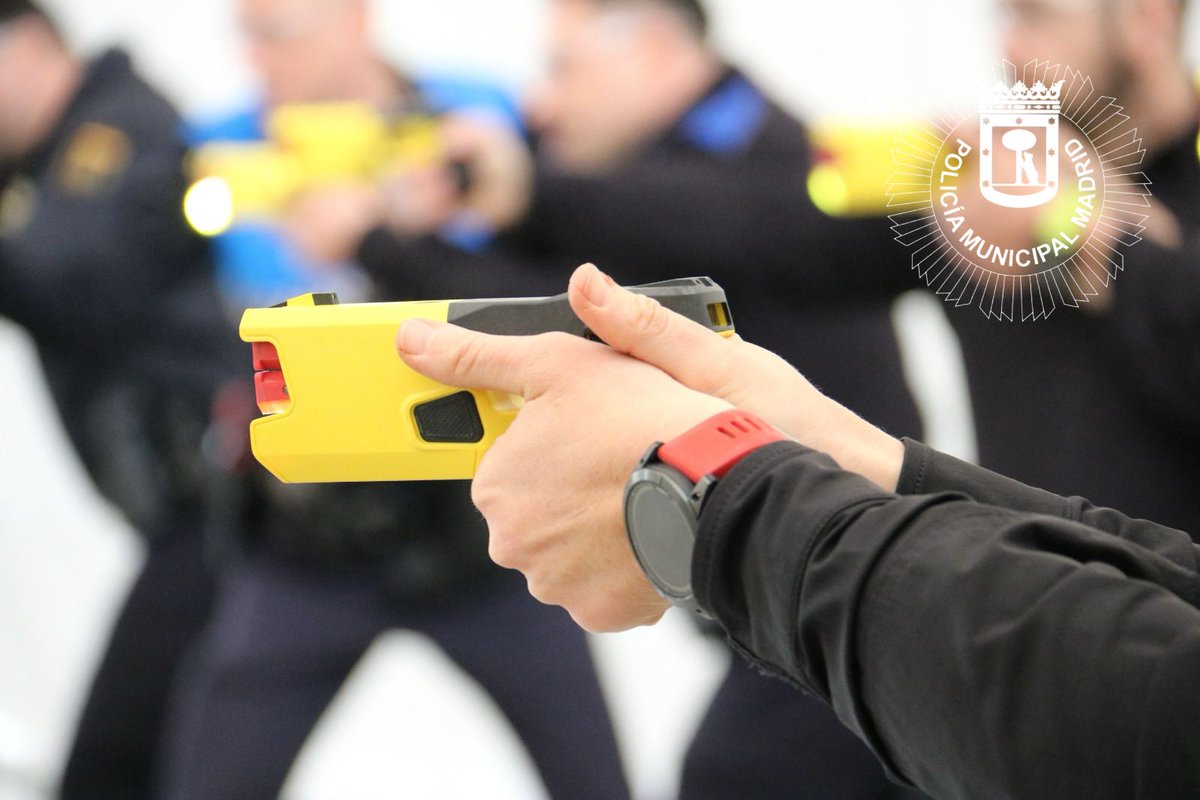 🚔Agentes de #CentroSur detienen a un individuo tras negarse a abandonar el domicilio del propietario, al que amenazó de muerte esgrimiendo un cuchillo. 🔪

🚩Para reducirlo de forma segura, fue necesario el uso del #DEC.

#IntervencionesPMM
#SeguridadCiudadana