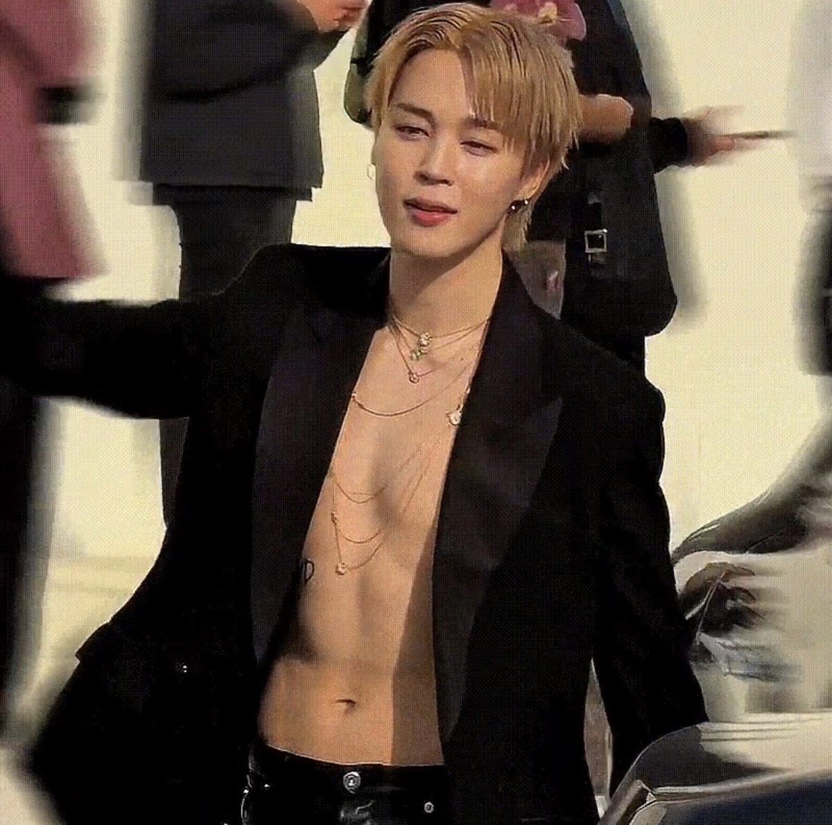 jimin_chartsph's tweet image. Keep using the hashtags please. 

JIMIN AT PARIS FASHION WEEK
DIOR GLOBAL AMBASSADOR JIMIN
#JiminxDior #DiorSS26 #PFW @Dior