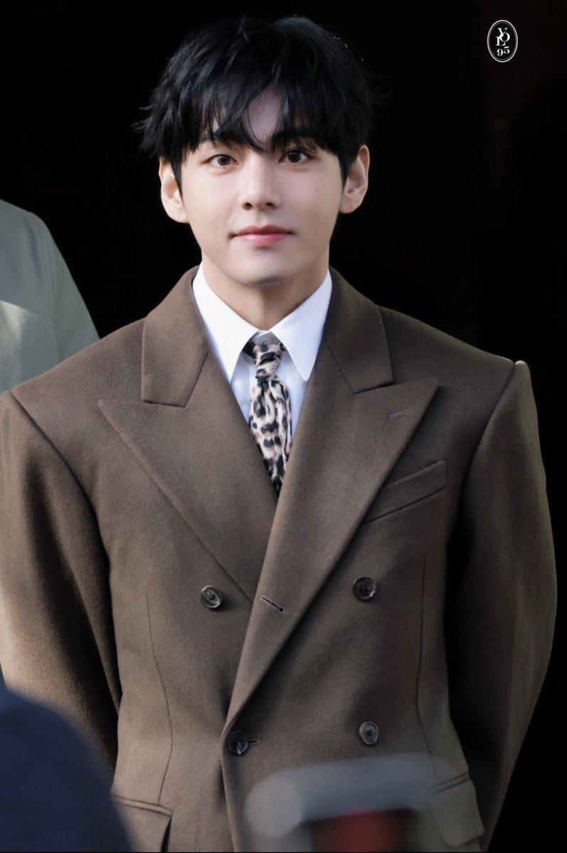 mouseShene's tweet photo. His impeccable styling and inherent charisma turned the fashion event into a spectacle, drawing all eyes to his every move. TAEHYUNG TAEHYUNG 
#VxCelineEte26 #VxCELINEPFW 
#TAEHYUNGXCELINE
@celineofficial https://t.co/lrJIhDd7vw