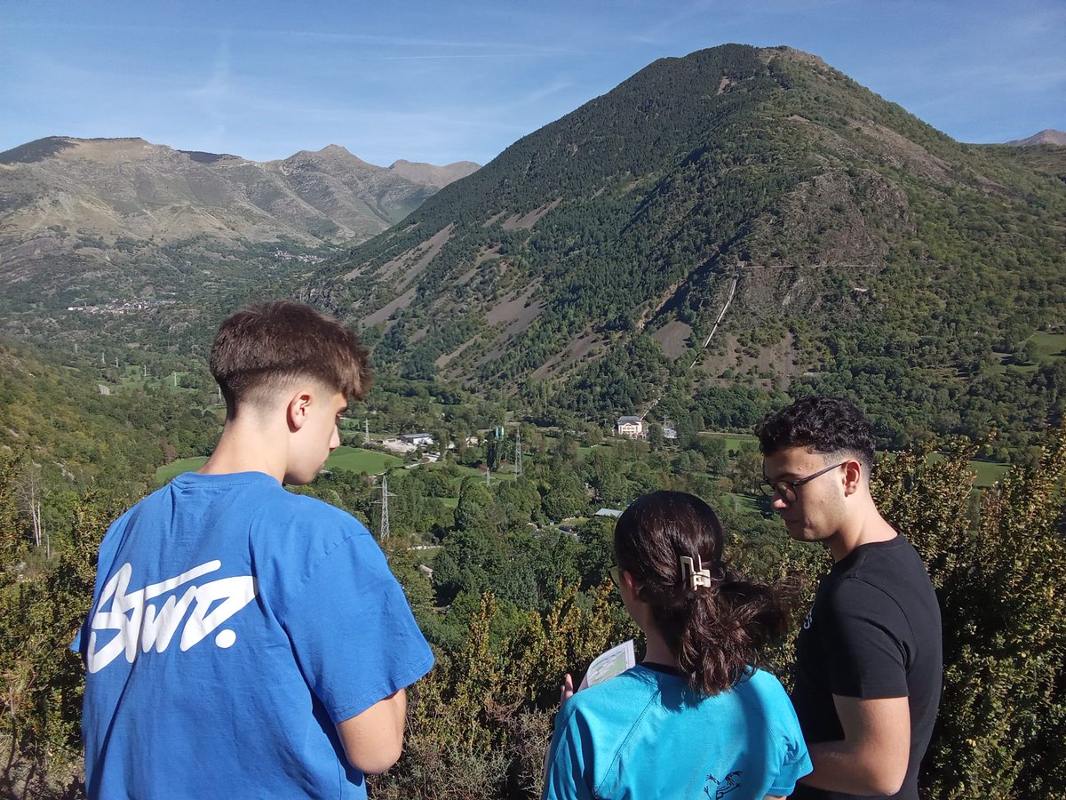 cdavalldeboi's tweet photo. A la #ValldeBoí, la geologia condiciona el desenvolupament humà. Amb2on de batxillerat de l’@INSBdE  hem reflexionat sobre com i on construir un alberg a Barruera: riscos geològics, impacte ambiental i sostenibilitat econòmica. Tu on el posaries? https://t.co/J84mecxlJJ