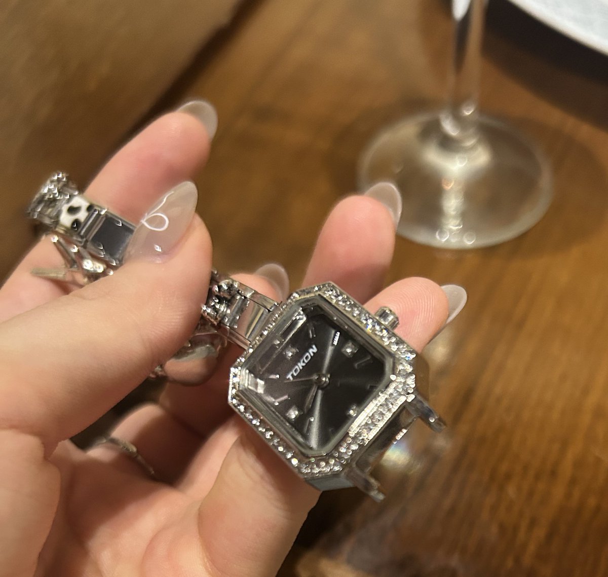 ライブ開演直前にぶち壊れた時計です。
4日に作ったばかりでした。
ライブ中何回か思い出してました。ｸｩ…