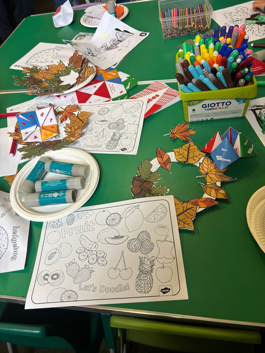 CharltonLib's tweet image. We had a fantastic #FunPalaces weekend at #CharltonLibrary with drama 🎭 workshops with @toldbyanidiot93 + autumn crafts 🍂 and colouring throughout the day! Thank you all for coming, we can’t wait for the next one! 📚 #LoveYourLibrary