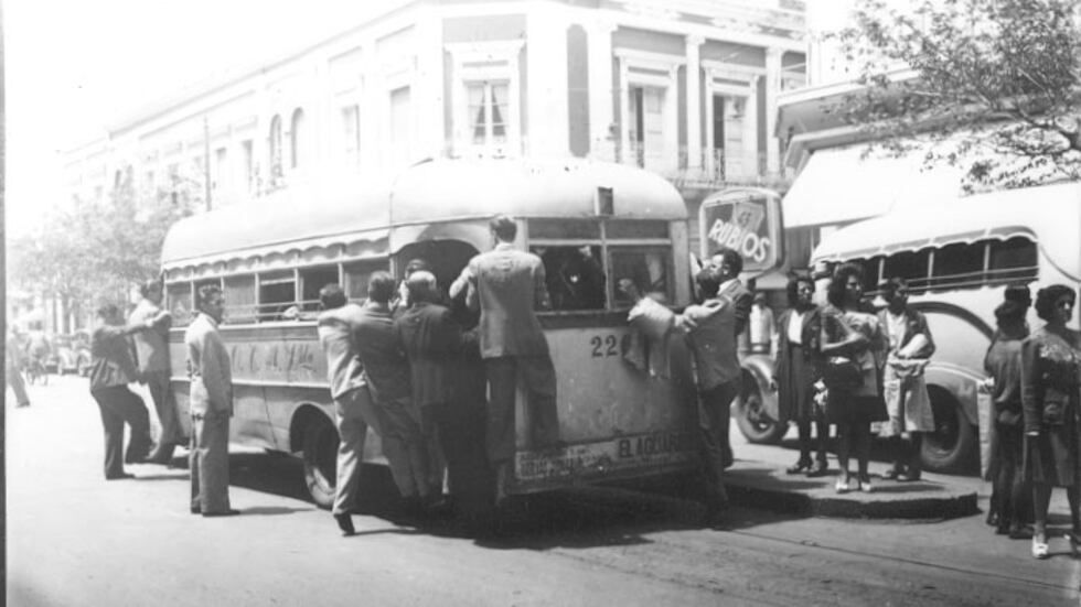 #Nostalgia Un viaje en ómnibus en la ciudad en la Córdoba de los años 50. Colección Antonio Novello).