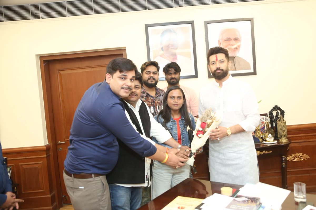 LJP4India's tweet photo. आज नई दिल्ली के पंचशील भवन में भोजपुरी गायिका सुश्री शिल्पी राज जी ने राष्ट्रीय अध्यक्ष सह केंद्रीय मंत्री आदरणीय श्री @iChiragPaswan जी से मुलाकात की। https://t.co/Uci1MFuozy