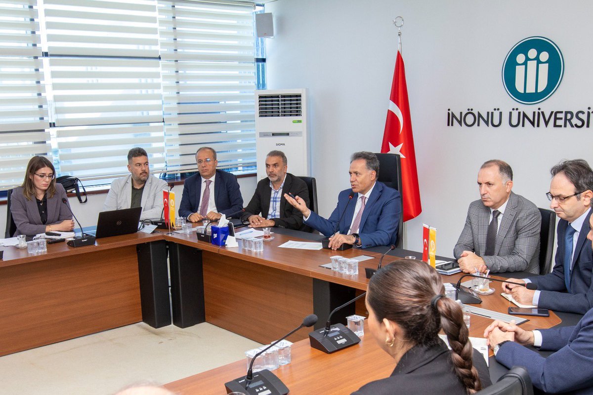 basrilhan2's tweet photo. Merkezlerin ihtiyaçlarının belirlenmesi, karşılaşılan sorunlara çözüm önerileri geliştirilmesi ve yeni iş fırsatlarının oluşturulması konusunda istişarelerde bulunduğumuz toplantıda alınan kararların İnönü Üniversitesi ve şehrimiz için hayırlı olmasını diliyorum. https://t.co/N0j3DS0Bue