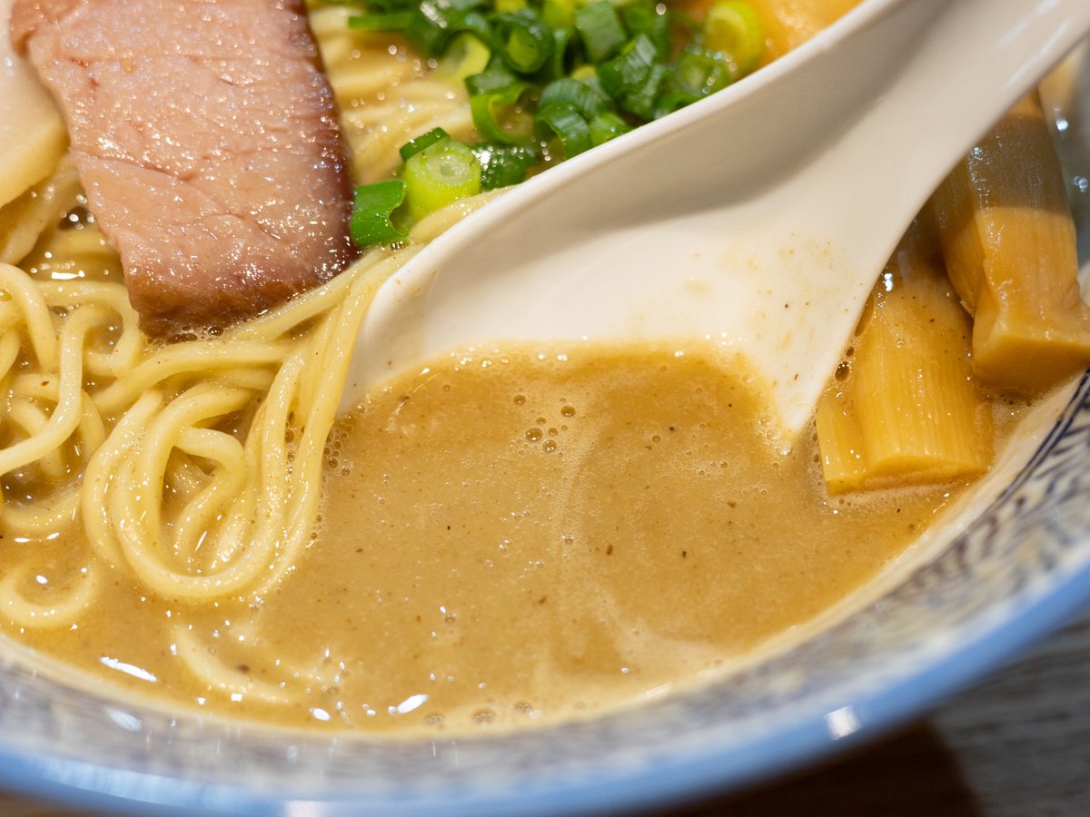 “一燈”&amp;“七彩”出身『麺屋 山界』が大久保に爆誕！
スープは魚介節と煮干しの旨味を感じるのも束の間、超粘度でコッテリとした豚骨の甘み旨味が覆い尽くす、濃厚な味わい。コシと風味豊かな細麺とのバランスも良く、2種のチャーシューも美味い！
ラーメンの味の丸さは一燈譲りか。これは名店になる。