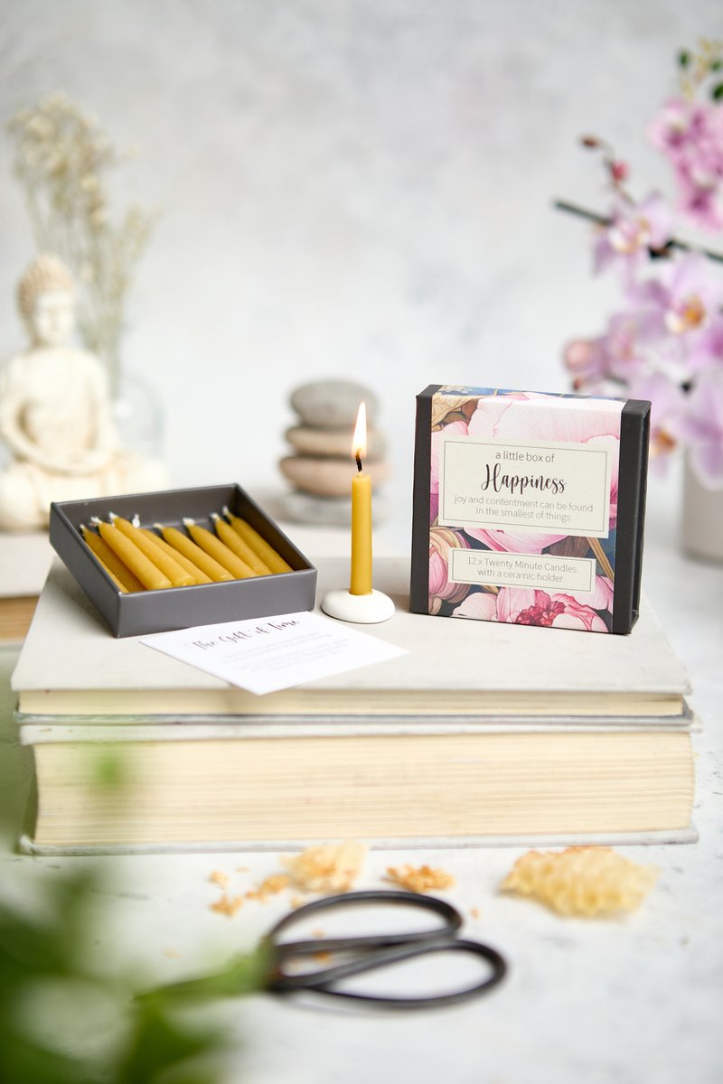 cottonandgrey's tweet image. Happy #WorldSmileDay! 😊 Today is a little reminder: smile at a stranger, send a kind message, share warmth. Light a candle, breathe deep, and let joy ripple out. You never know who needs that spark. 💛
#SmileDay #wellbeing