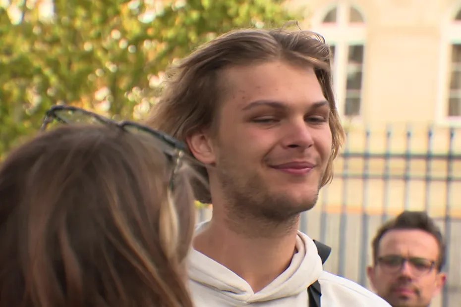 SeraphineMoreau's tweet image. Ce lundi, Alexandre Peuvot, étudiant et militant syndical, comparaît devant la justice pour des faits d&apos;outrage, violence et rébellion contre des policiers lors de la mobilisation du 2 octobre, accusations qu&apos;il récuse.
Il avait passé 48 h en garde à vue avant d&apos;être relâché.
2/n