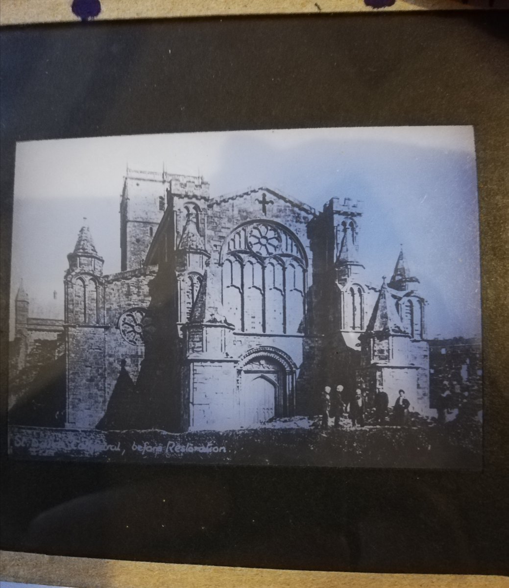 StDavCathLib's tweet image. Start of #LibrariesWeek #WythnosLlyfrgelloedd
📖📚📖📚
2pm Library Talk on "The Saints of Wales: Dewi, Caradog, Illtud & more" by Dr Rhiannon Johnson
Cathedral Library open to the public up to 4pm 
Exhibition: Connop Thirlwall's 1860s work in @StDavidsCath with GGilbert Scott