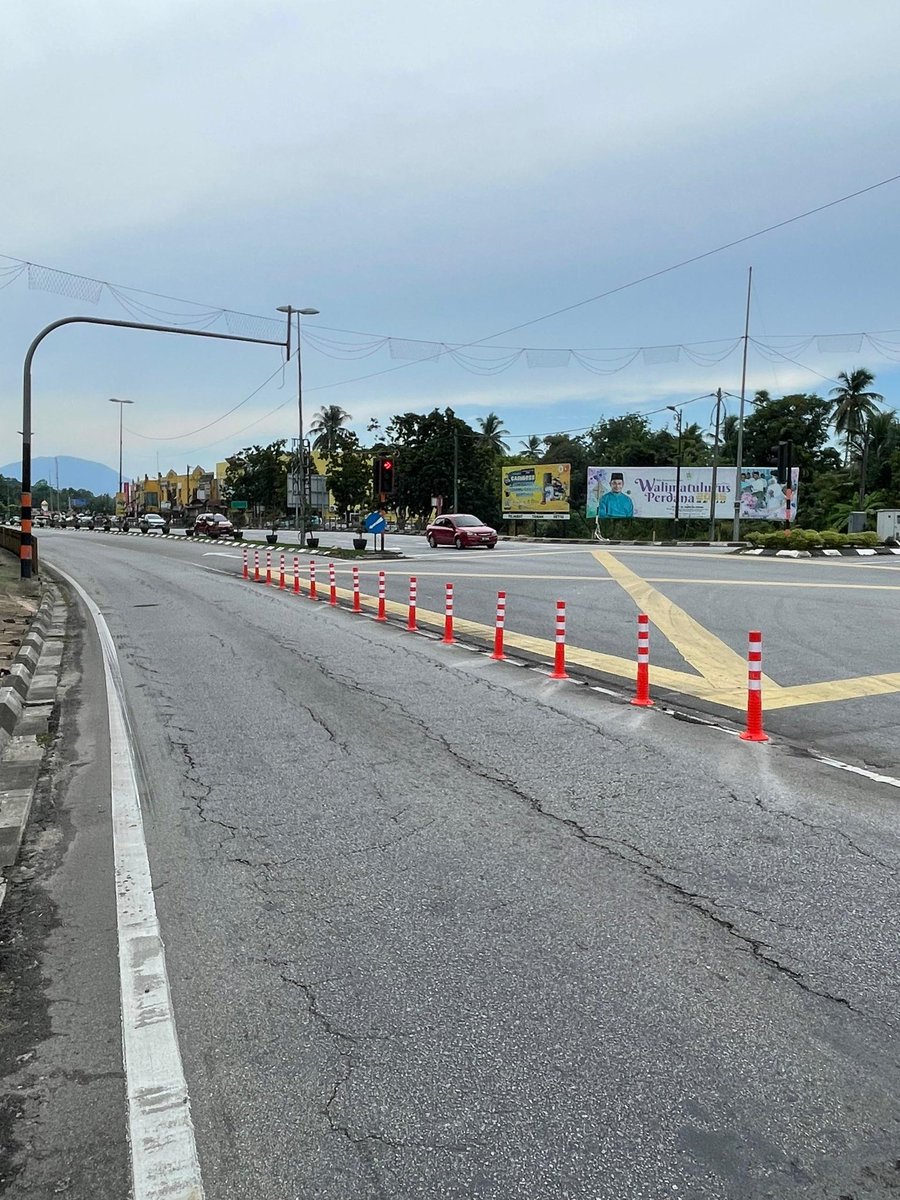 6 OKTOBER 2025   I   ISNIN

Kerja2 penggantian flexible post yg rosak telah dilaksanakan di simpang tiga Bandar Permaisuri bagi meningkatkan tahap keselamatan jalan raya 

Terima kasih diucapkan kpd team Jalan JKR Setiu atas komitmen &amp; kerjasama yg diberikan. 

#iamJKR