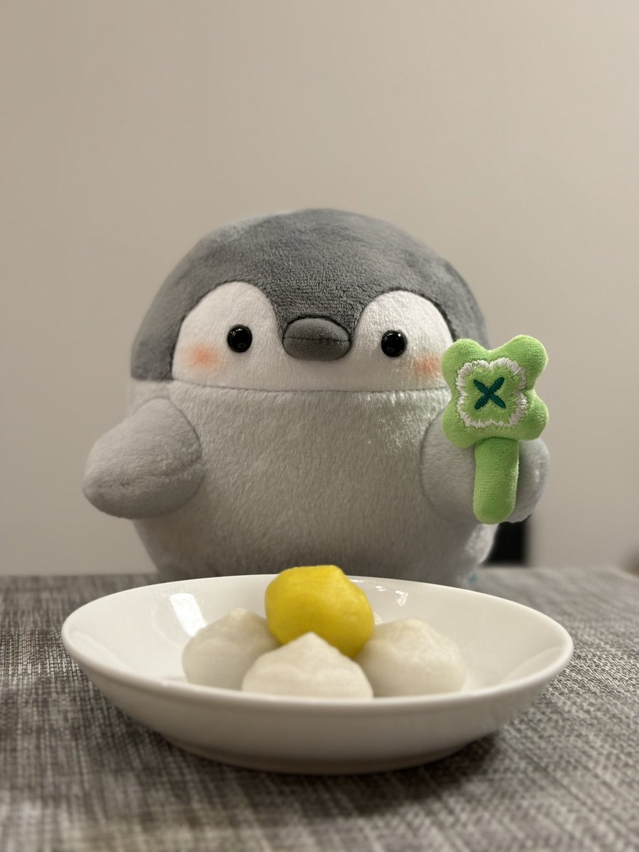 中秋の名月なんだよ〜🌕🐇
お月見団子たびる〜！

#コウペンちゃん #ぬい撮り
#中秋の名月