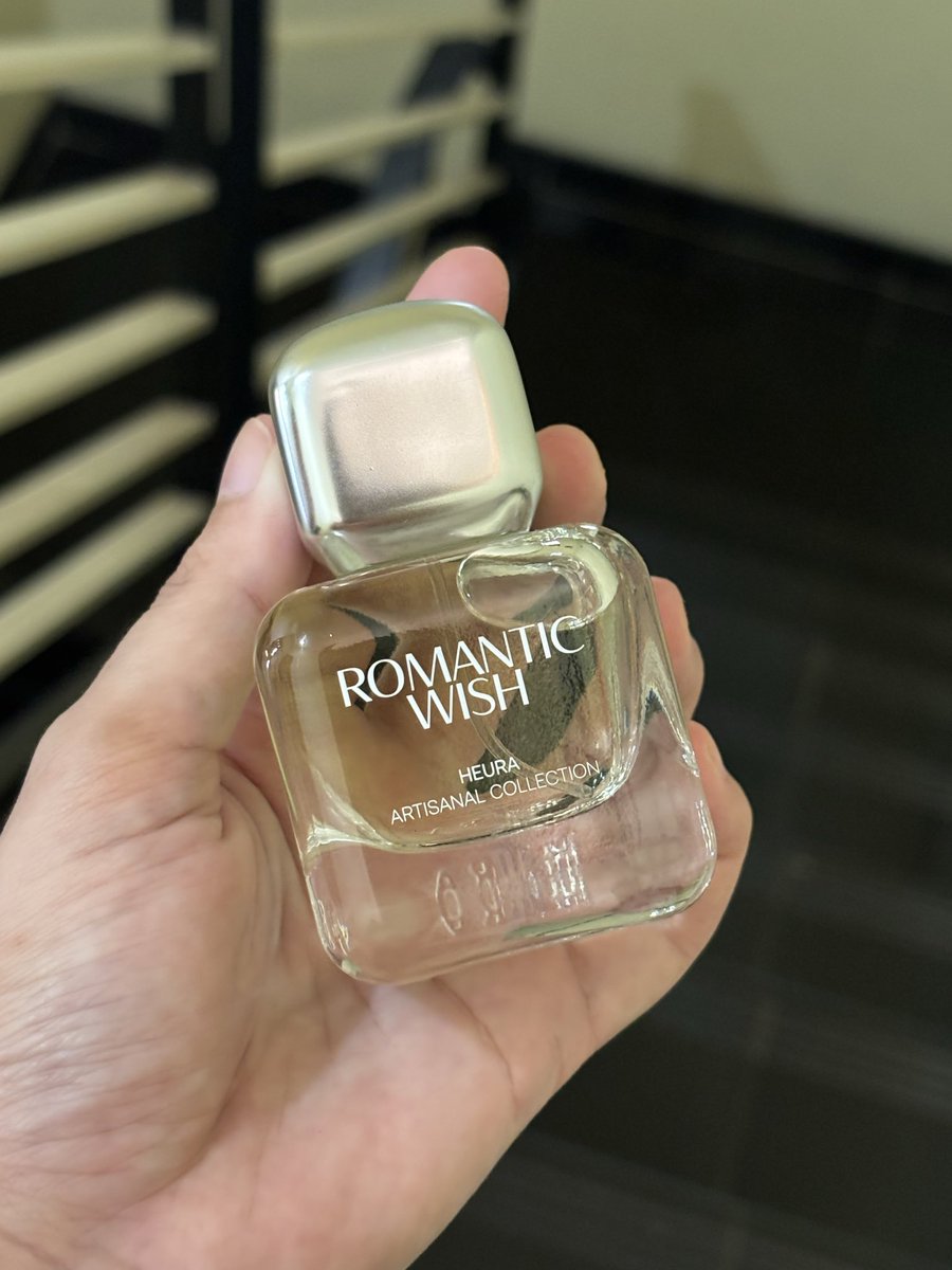 romapntis's tweet photo. pretty perfume for pretty girlies🎀 https://t.co/L9ndxZjf7P