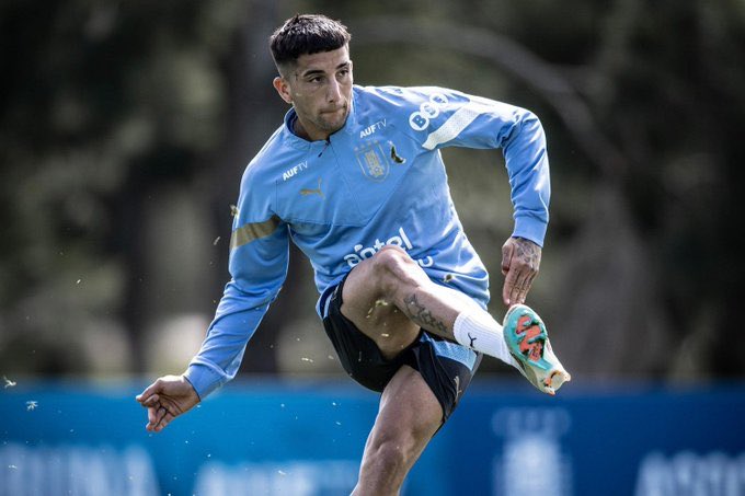Sport890's tweet photo. AHORA | Comprometida la ida de Christian Olivera al mundial.

El jugador se bajó de la convocatoria argumentando estar lesionado, mientras que Gremio dice que está sano.

Informa @RodriVazquez95 en 100% Deporte

🔴 https://t.co/bbTFTy9Vp1 https://t.co/bvxJTV1paq