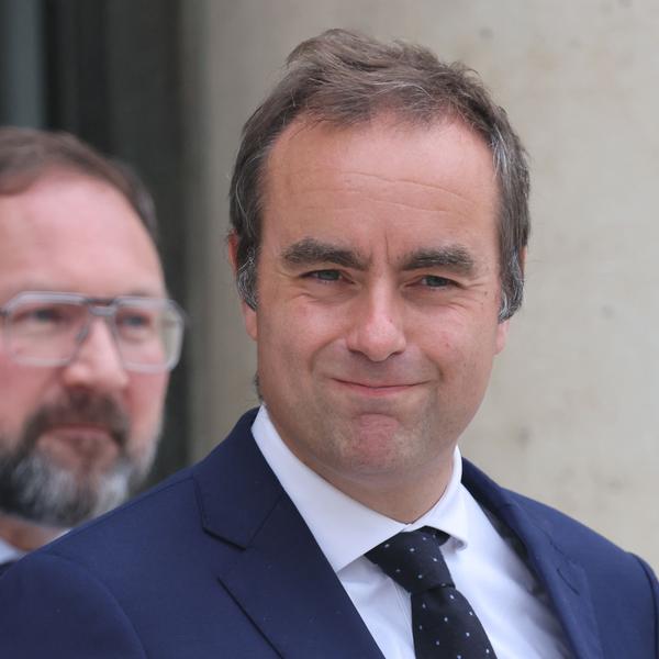 Il y a 6 ans d'écart entre moi et Lecornu ... Je vais me flinguer  🙃