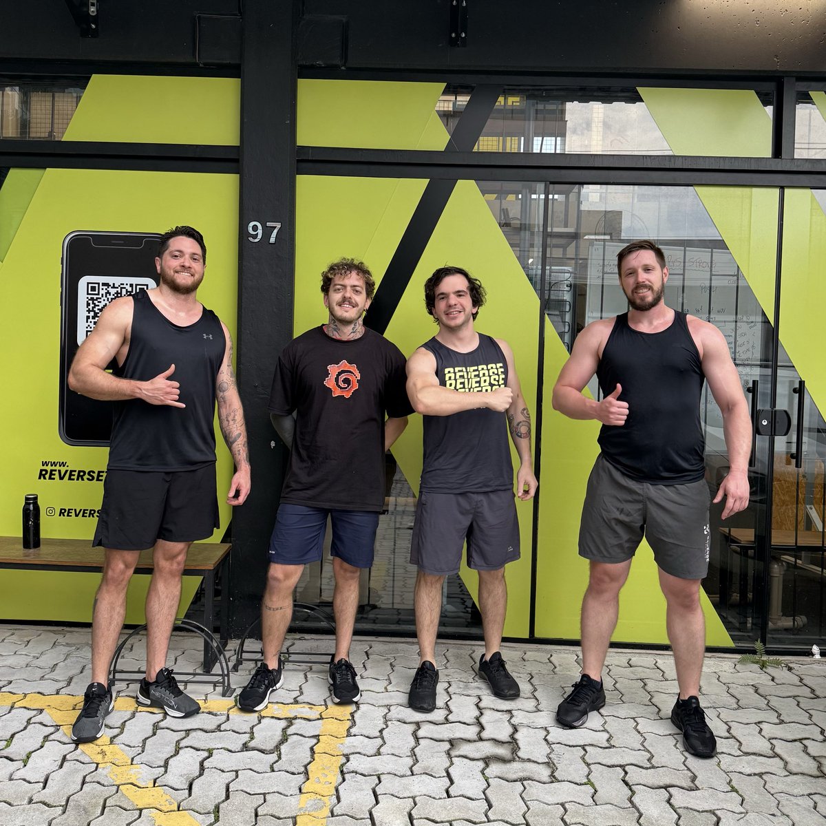 Uma vez por ano essas lendas se reúnem pra fazer um famoso treinão de Crossfit.
Da esquerda para a direita: <a href="/jgcmarins/">Joao Marins</a> <a href="/ArthurSilvaSens/">Arthur Silva Sens</a> <a href="/RealGalego/">Augusto Galego</a> <a href="/sseraphini/">Sibelius Seraphini</a>