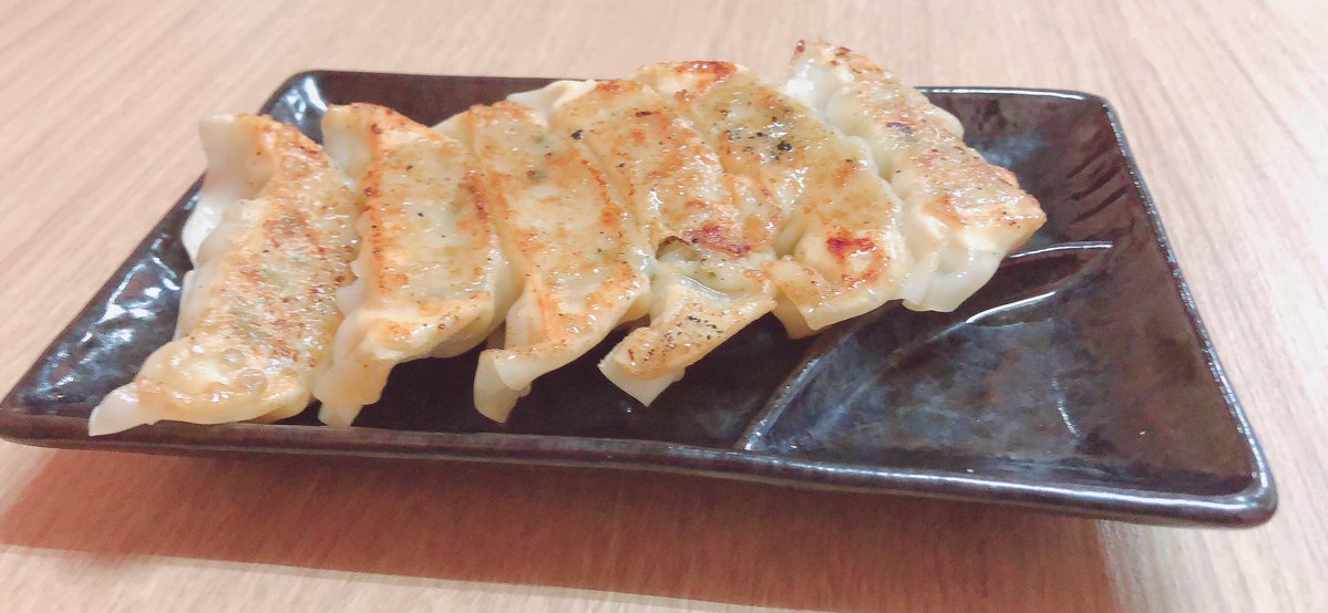 yamatetu_luna's tweet image. 夜ご飯点法輪で荒節豚骨ラーメンと餃子、肉汁たっぷりモチモチ餃子とどろどろとしたスープに魚介と豚骨の濃厚な旨味がしっかりしたラーメン絶品でした☺️
#グルメ #大分 #ラーメン