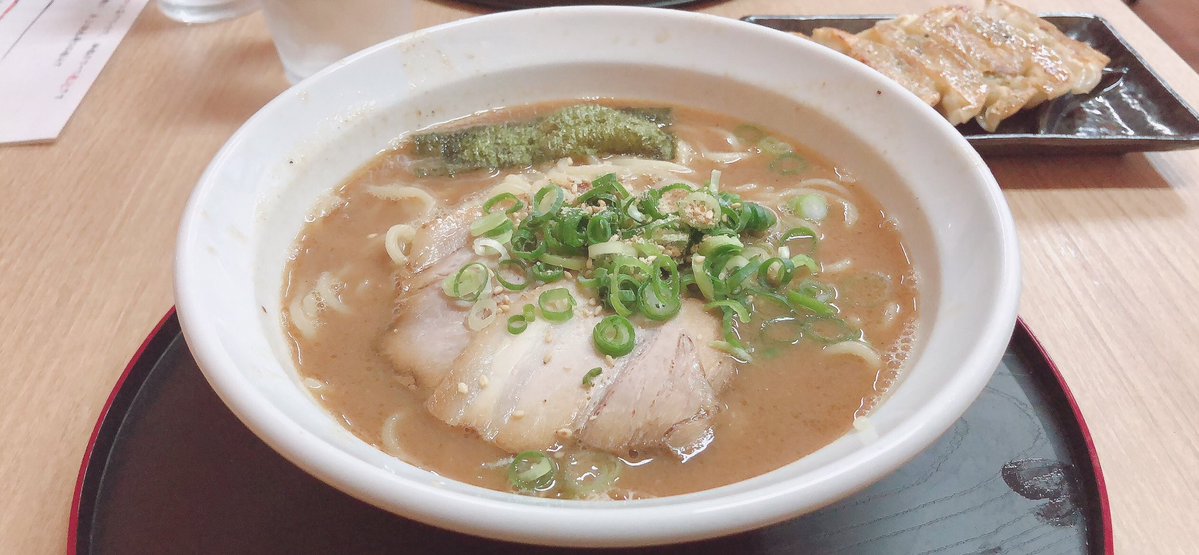 yamatetu_luna's tweet image. 夜ご飯点法輪で荒節豚骨ラーメンと餃子、肉汁たっぷりモチモチ餃子とどろどろとしたスープに魚介と豚骨の濃厚な旨味がしっかりしたラーメン絶品でした☺️
#グルメ #大分 #ラーメン