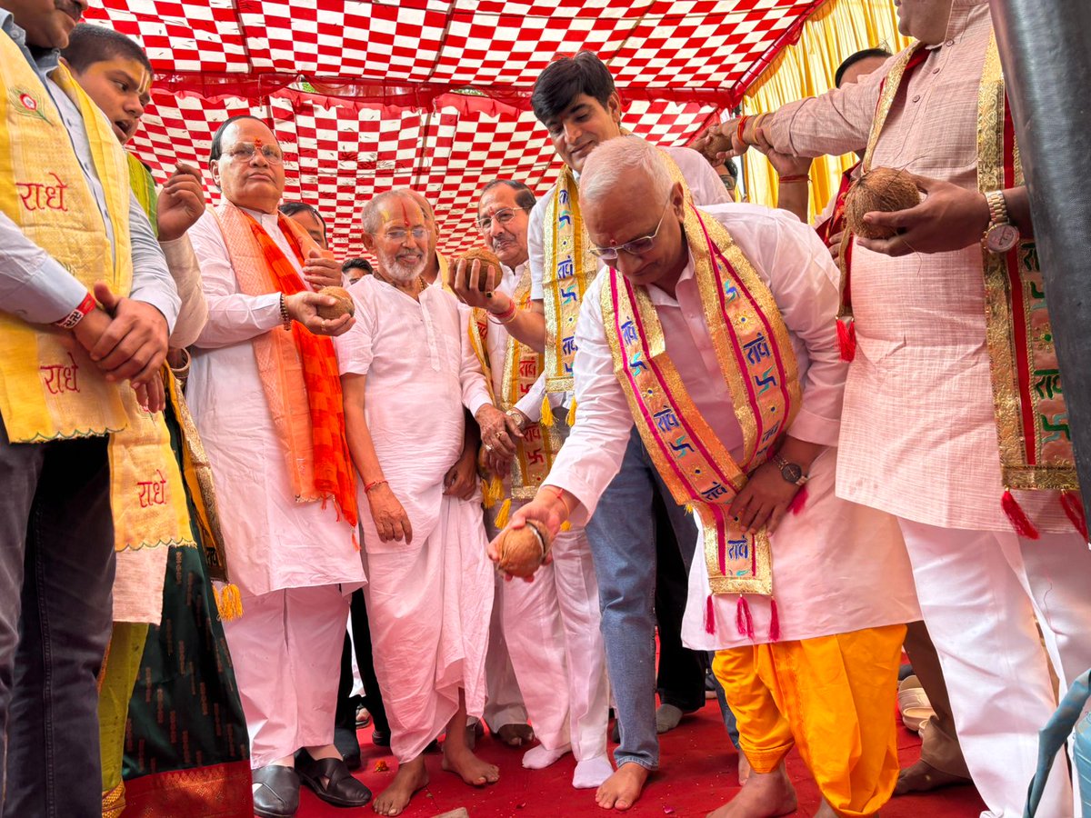 NVrindavan's tweet photo. 🌿✨CM–GRIDS योजना अंतर्गत वृंदावन में प्रेम मंदिर तिराहे से विद्यापीठ चौराहे तक सड़क के विकास एवं सौंदर्यीकरण कार्य का शुभारंभ मा० महापौर महोदय जी द्वारा विधिवत पूजन कर एवं नारियल फोड़कर किया गया। इस अवसर पर जनप्रतिनिधिगण व अधिकारीगण उपस्थित रहे।
#स्वच्छवृंदावन #CMGRIDS @UPGovt https://t.co/2S4PFkN9Jz