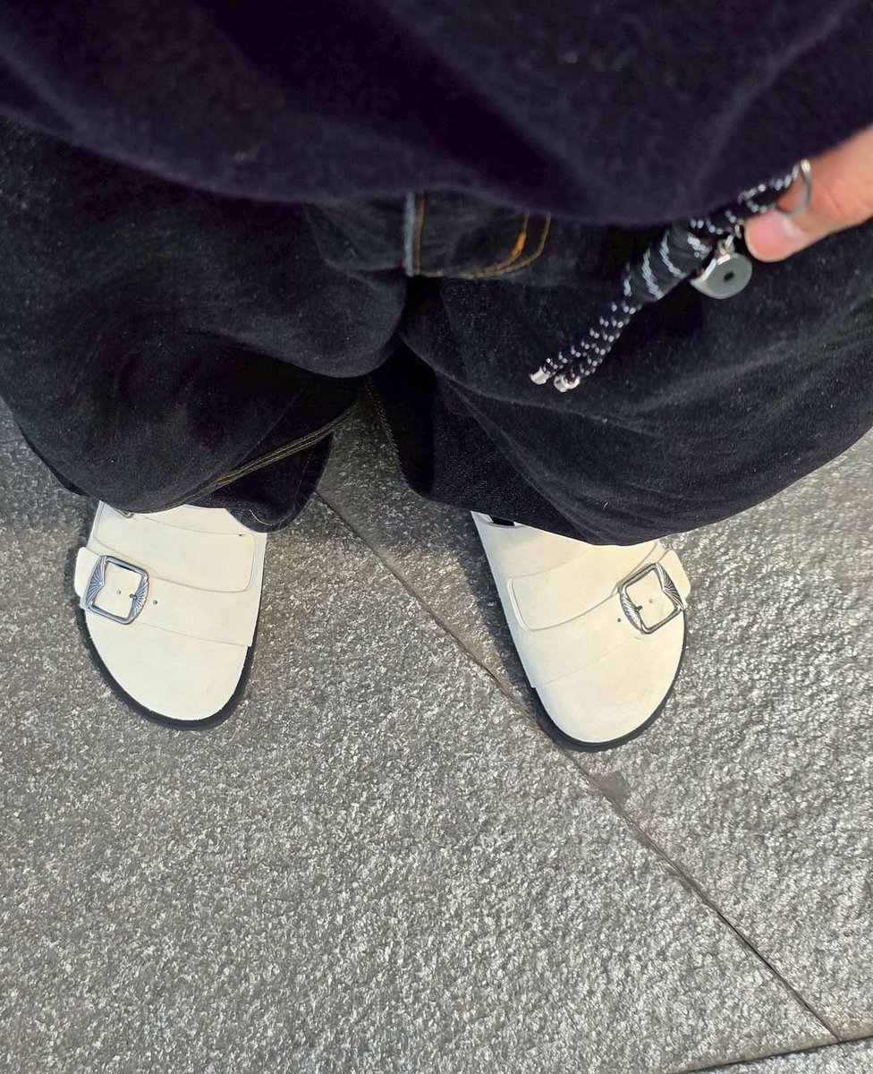 มาโหลดต่ำแบบโคตรจะแฟชันเลย บวกกับรองเท้า Birkenstock ที่มีความสบายๆ เข้าได้กับทุกชุดแล้วก็ unisex มากๆ เหมาะกับนานิม้ากก

#BIRKENSTOCK1774 #BIRKENSTOCKTHAILAND 
#hirunkit_