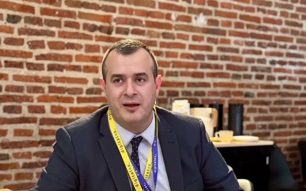 ComputerworldES's tweet image. De promesa a revolución, la #computación cuántica está a punto de transformar nuestras vidas.@Enrique_S_B, responsable del proyecto @QuantumFlagship (QCN), nos revela por qué España puede jugar un papel clave en su desarrollo. #CWC5
Esta es su visión. bit.ly/44Fki8d