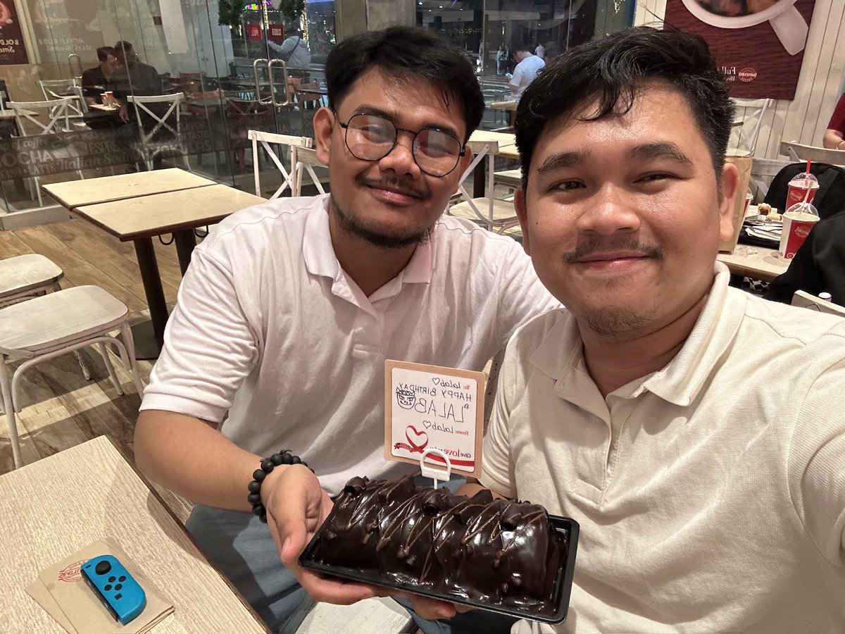 the_LanceAndrei's tweet image. happy 8th, @BegMuck. thank you for always making me feel so loved. I love you. 

p.s. hintayin mo po ako umuwi, babawi ako sayo.