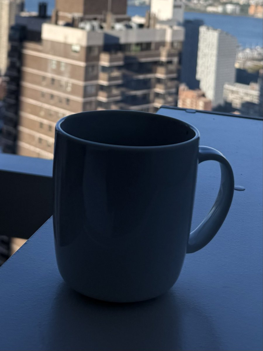 The1andonlysara's tweet image. يخبرنا الصباح..
قد نخسر..
نتألم..
وتستمر الحياة..
نمشي دروباً..
نحمل من منعطفاتها ذكريات..
جميلة كانت أو قبيحة..
فرحة أو حزينة..
نحملها معنا و نمضي..
حتى نصل آخر الطريق..
وندفنها في قلوبنا..
وننثر عليها تراب الزمان...
  #قهوتي_سعادتي 
#خواطر_ساره_© 
 #صباح_الخير مع فارق التوقيت