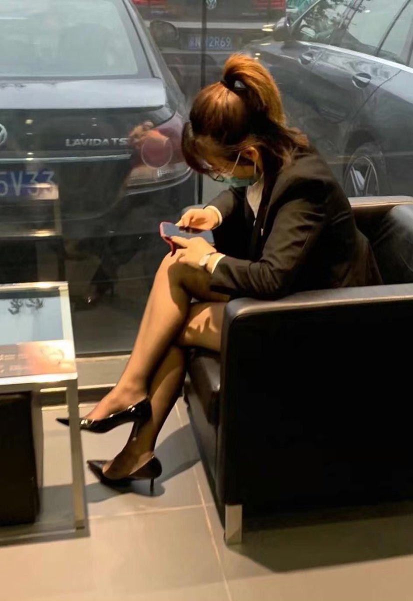 unuill5's tweet photo. 办公室女神同事系列
第四弹 29岁眼镜娘销售精英的黑色浅口漆皮臭高跟➕原味黑丝 保养开光
#扫楼打胶 #扫楼 #打胶 #射鞋 #Footfetish #Feet #Stockings #Heels #Cumonshoes #Kink #Fetish #丝袜 #高跟鞋 #恋足 #原味 #玩鞋 #恋物 https://t.co/ZpXxpsQHur