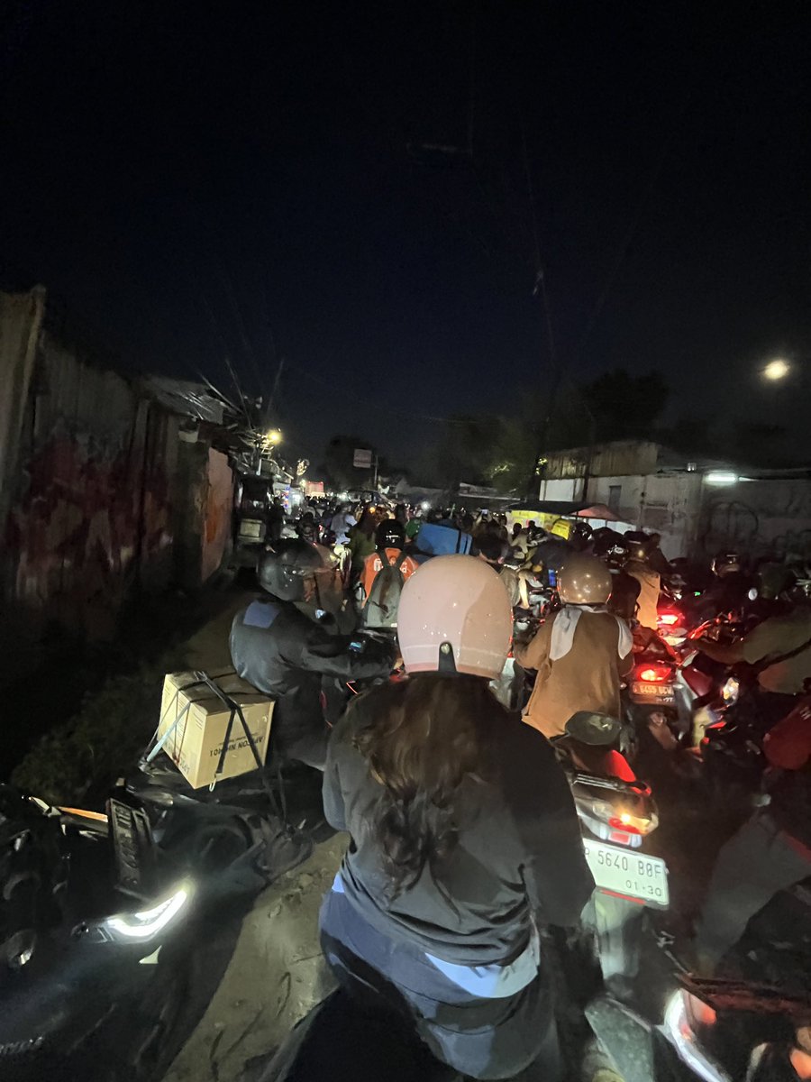 ciptaantuhaan's tweet photo. GARA2 GALIAN SEPANJANG KAPUK-TELUK GONG. TOLONG LAH BURUAN KERJANYA. MACET AJG https://t.co/blo4FTVE9n