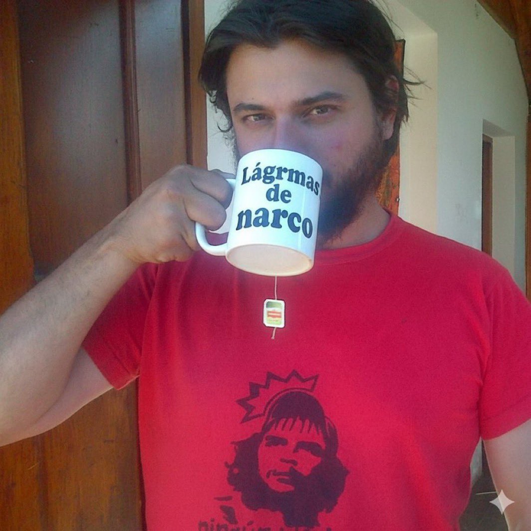 fgcasco's tweet photo. Me divierte ver como los gorilas pretenden dejar pegado a Juan a cualquier verdura. https://t.co/8QQSNiqAE1