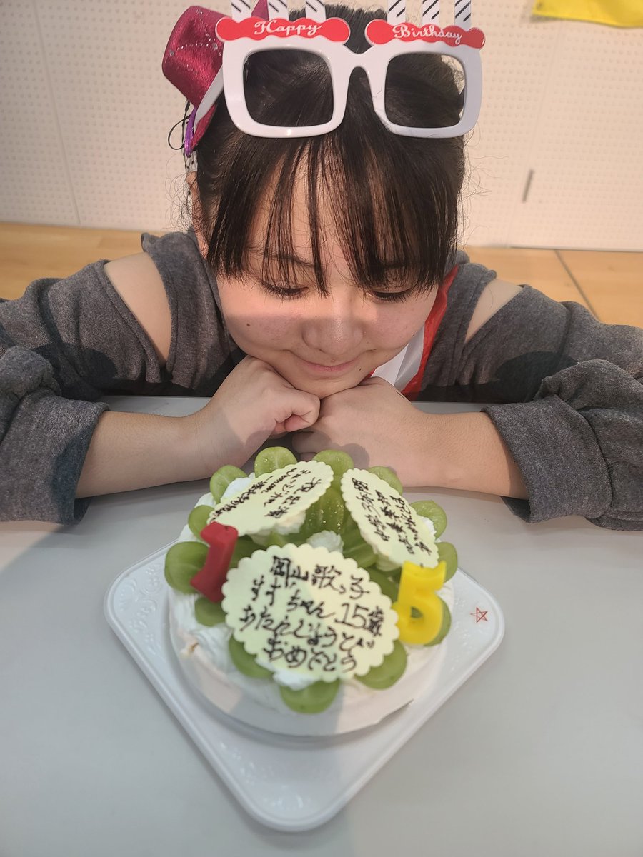 Singer_Suzuchan's tweet photo. 【 #KIDsFES46 】
#15歳 になって初のライブイベントでした🎤
#サプライズ で #お誕生日 を皆からお祝い🎉✨
仕掛け人の #結月 #ゆづぴー がみんなからお祝いの一言をインタビューしてまわってくれた😭✨みんな突然だったのに、暖かいお言葉ありがとう🎁
#岡山歌っ子すずちゃん
#サプライズ誕生日 https://t.co/jCh7TVwN5W