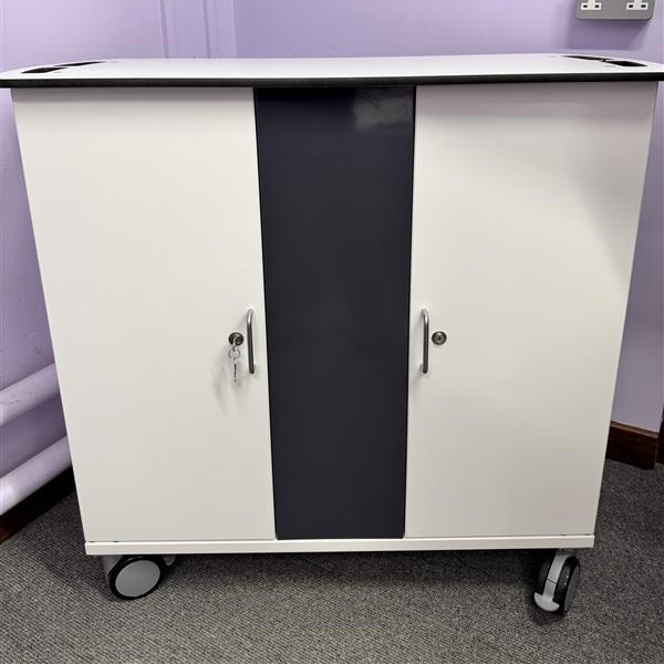 iTeach_Wales's tweet image. @zioxiuk 32 bay Chromebook chargingTrolley all set up today for @PrimaryCp  
#ITeachSupport #SupportMadeSimple